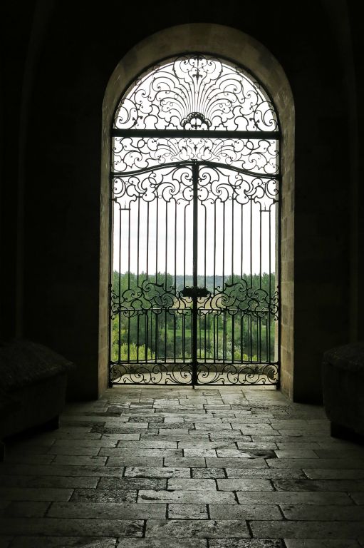 Porte en fer forgé, dans le prieuré, de Blaise Charlut (18ème siècle)